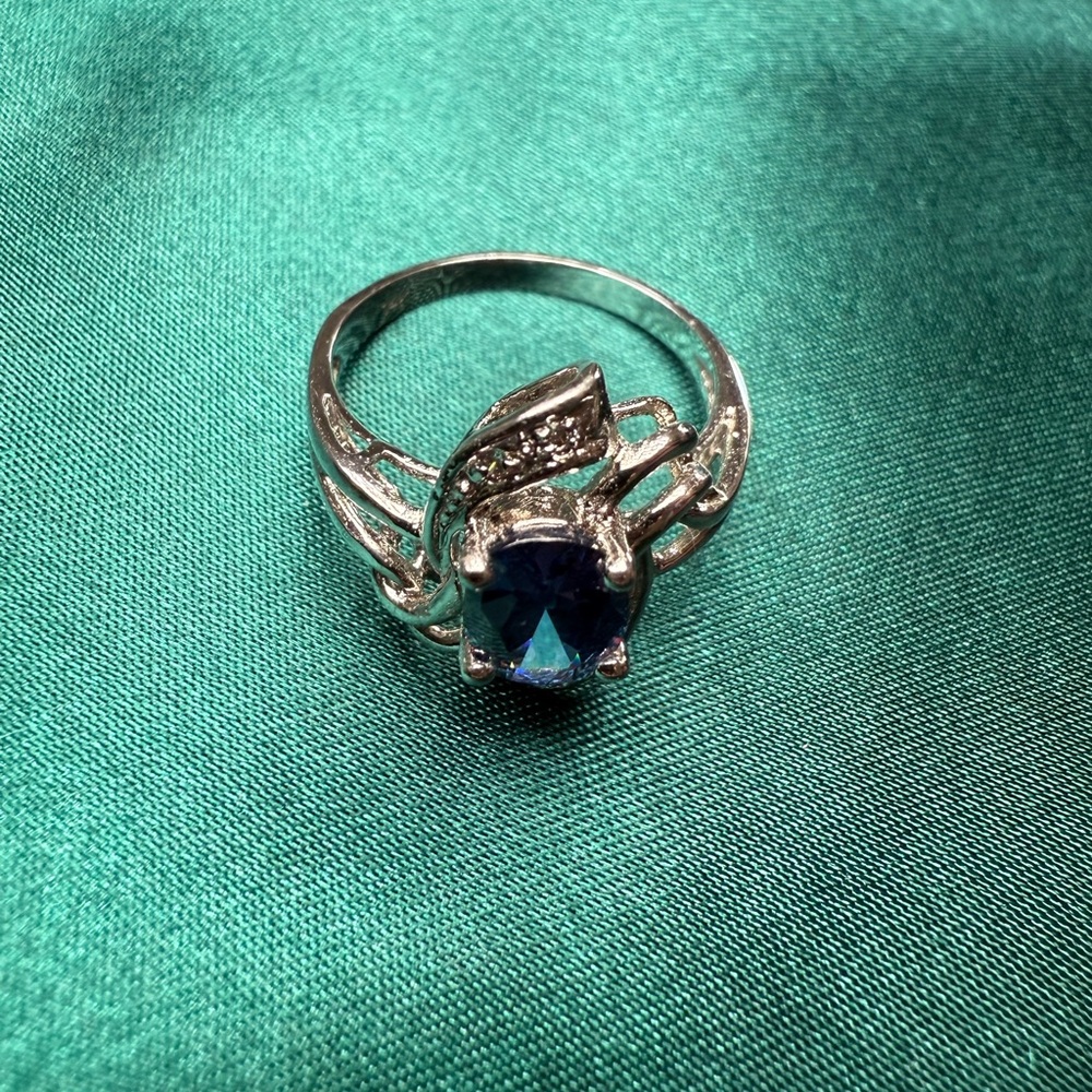 Elegant Silver and Blue Gemstone Ring - Picture 3 of 3